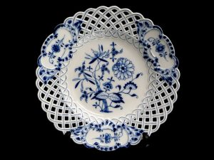 買取専門よろずや駒川店】 Meissen マイセン ブルーオニオン透かし皿 